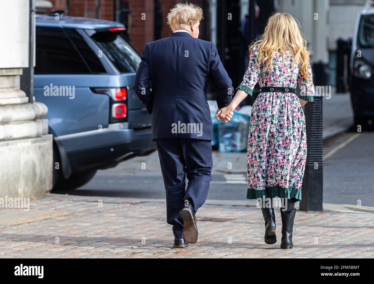Londres, Royaume-Uni. 06e mai 2021. LONDRES, ROYAUME-UNI. 6 MAI. Le Premier ministre Boris Johnson et son fiancé Carrie Symonds ont voté au Conseil du loc et ont tenu des élections municipales le jeudi 6 mai 2021. (Credit: Tejas Sandhu | MI News) Credit: MI News & Sport /Alay Live News Banque D'Images