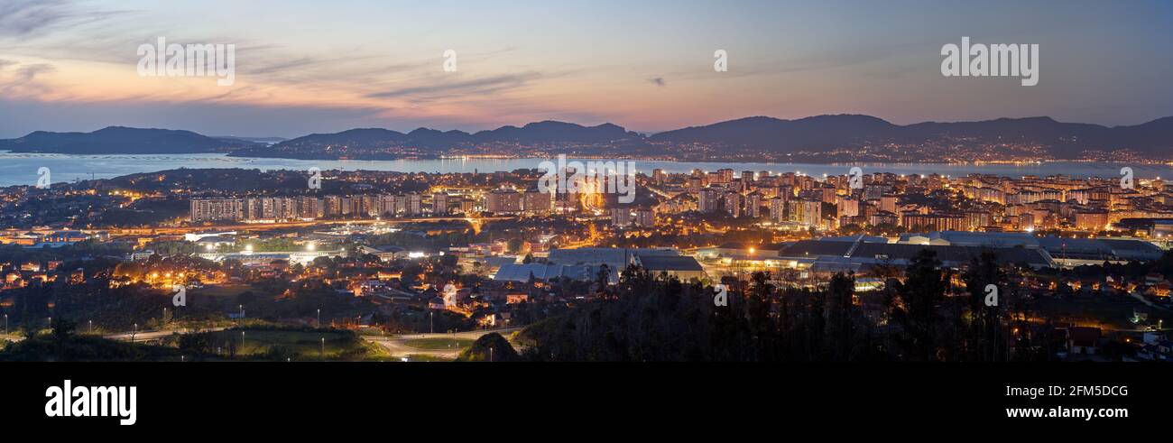 Vue panoramique d'un beau coucher de soleil sur la ville de Vigo en Galice, Espagne Banque D'Images