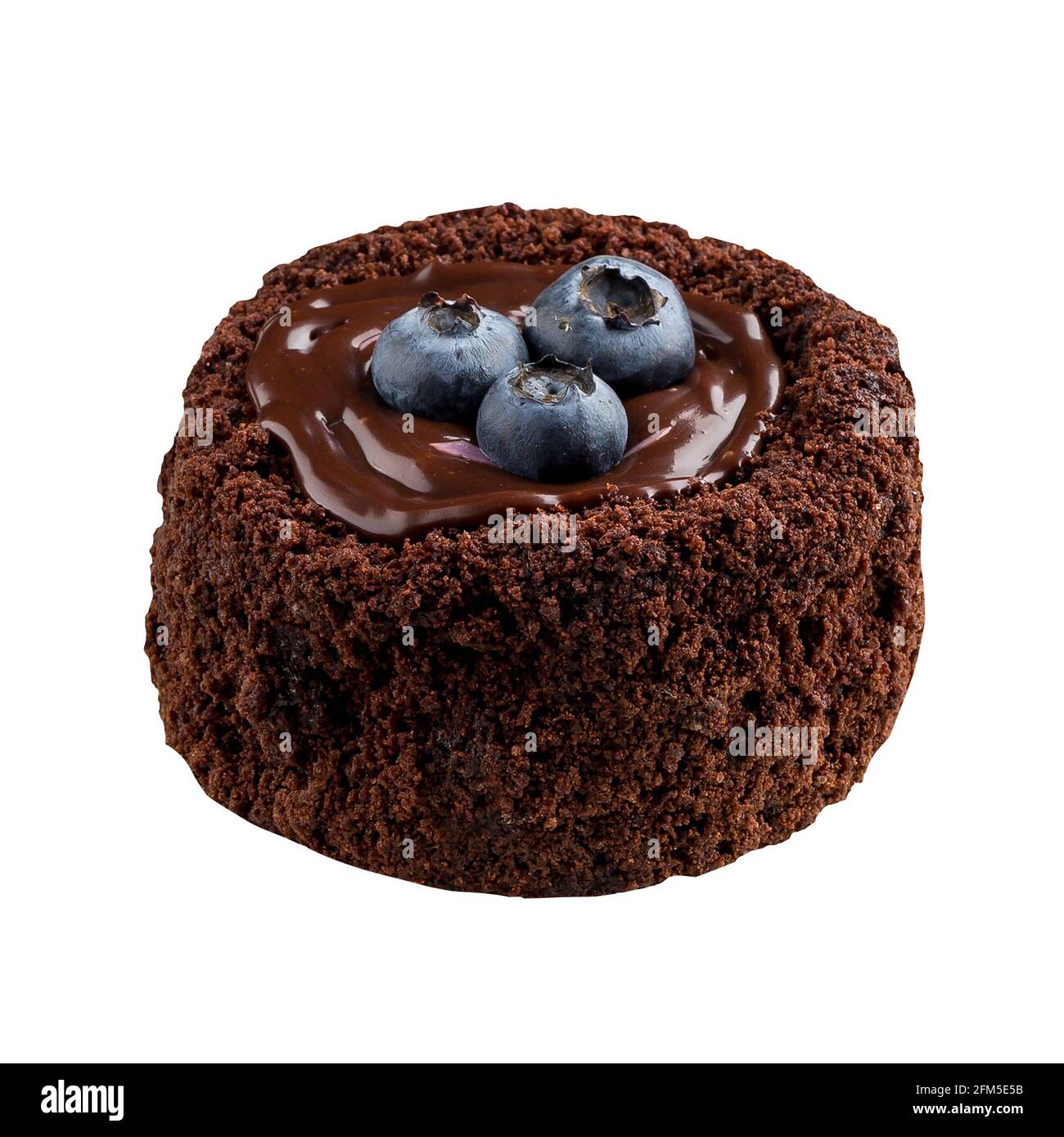 Mini-gâteau isolé au chocolat fondant aux myrtilles Banque D'Images