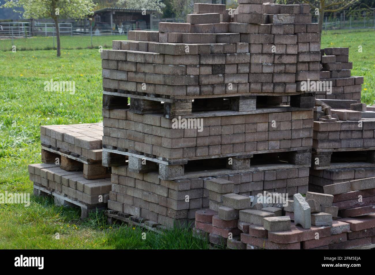 différents blocs de béton empilés sur une palette en bois stockés dans le jardin Banque D'Images