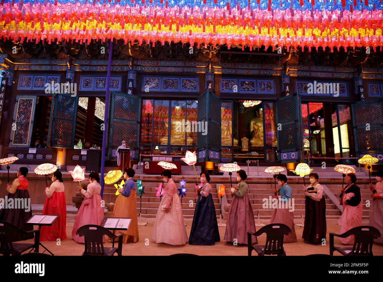 Les Bouddhistes Assistent A Une Parade De Lanternes A L Occasion De L Anniversaire Prochain De Bouddha Dans Un Temple De Seoul Au Milieu De La Pandemie De Coronavirus Covid 19 A Seoul Coree Du