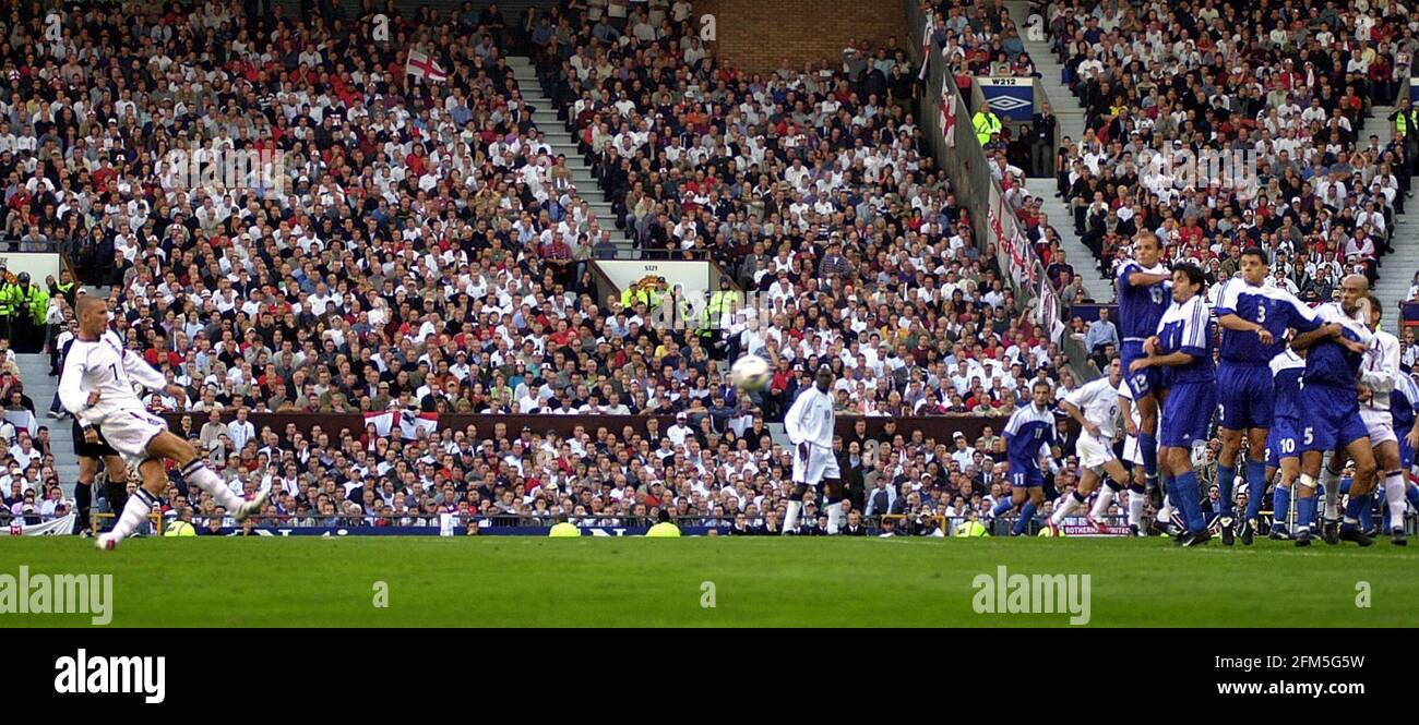 David Beckham, de l'Angleterre, a obtenu un coup de pied gratuit à la dernière minute contre la Grèce lors de la coupe du monde d'Old Trafford. Photo de: David Ashdown Banque D'Images