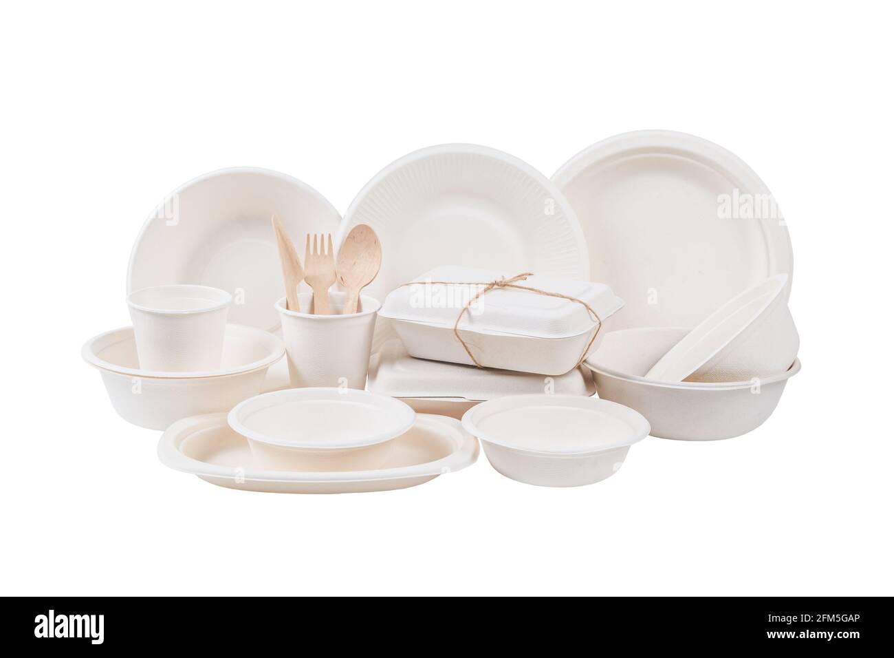 Ensemble de la fibre d'écrus food box et tasse de papier isolé sur fond blanc, sauver chemin de détourage. Fibre naturelle eco emballage des aliments et boissons. Banque D'Images