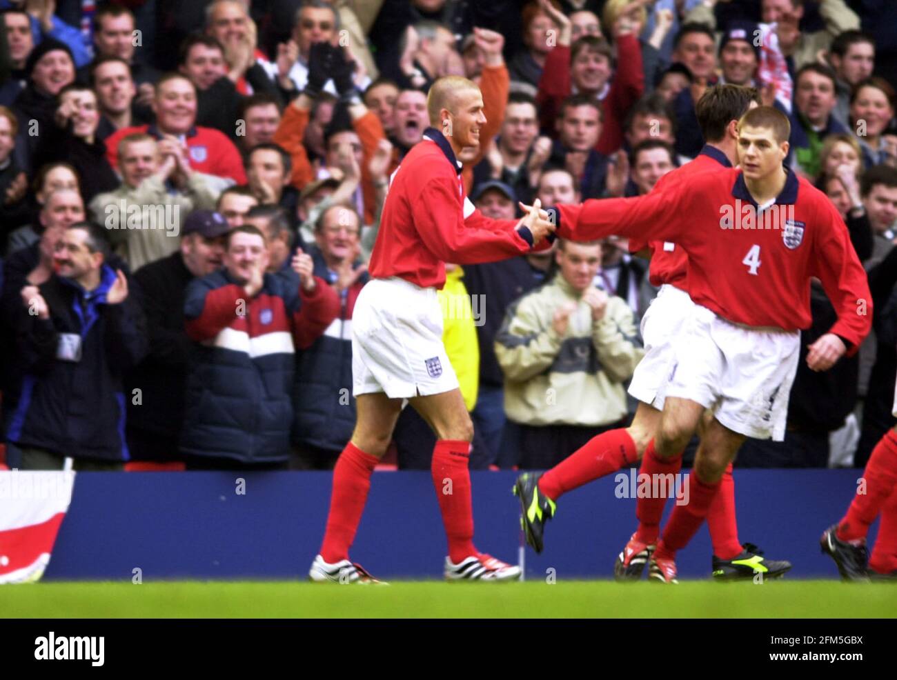 DAVID BECKHAM CÉLÈBRE SON BUT DANS LA MARCHE ENTRE LES DEUX ANGLETERRE V FINLANDE EN COUPE DU MONDE À ANFIELD Banque D'Images