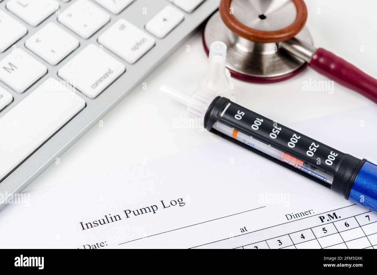 Formulaire d'enregistrement du journal de la pompe à insuline et seringue avec insuline pour le patient. Banque D'Images