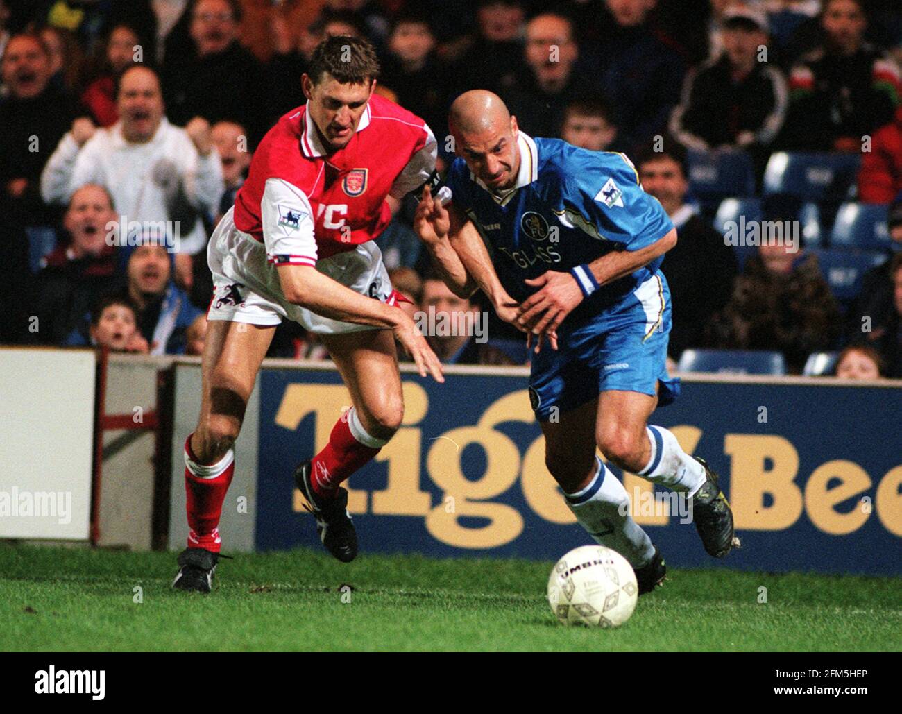 Tony Adams défis Gianluca Vialli de Chelsea février 1998 dans La demi-finale de la Coca Cola Cup 2e étape à Stamford Pont Banque D'Images