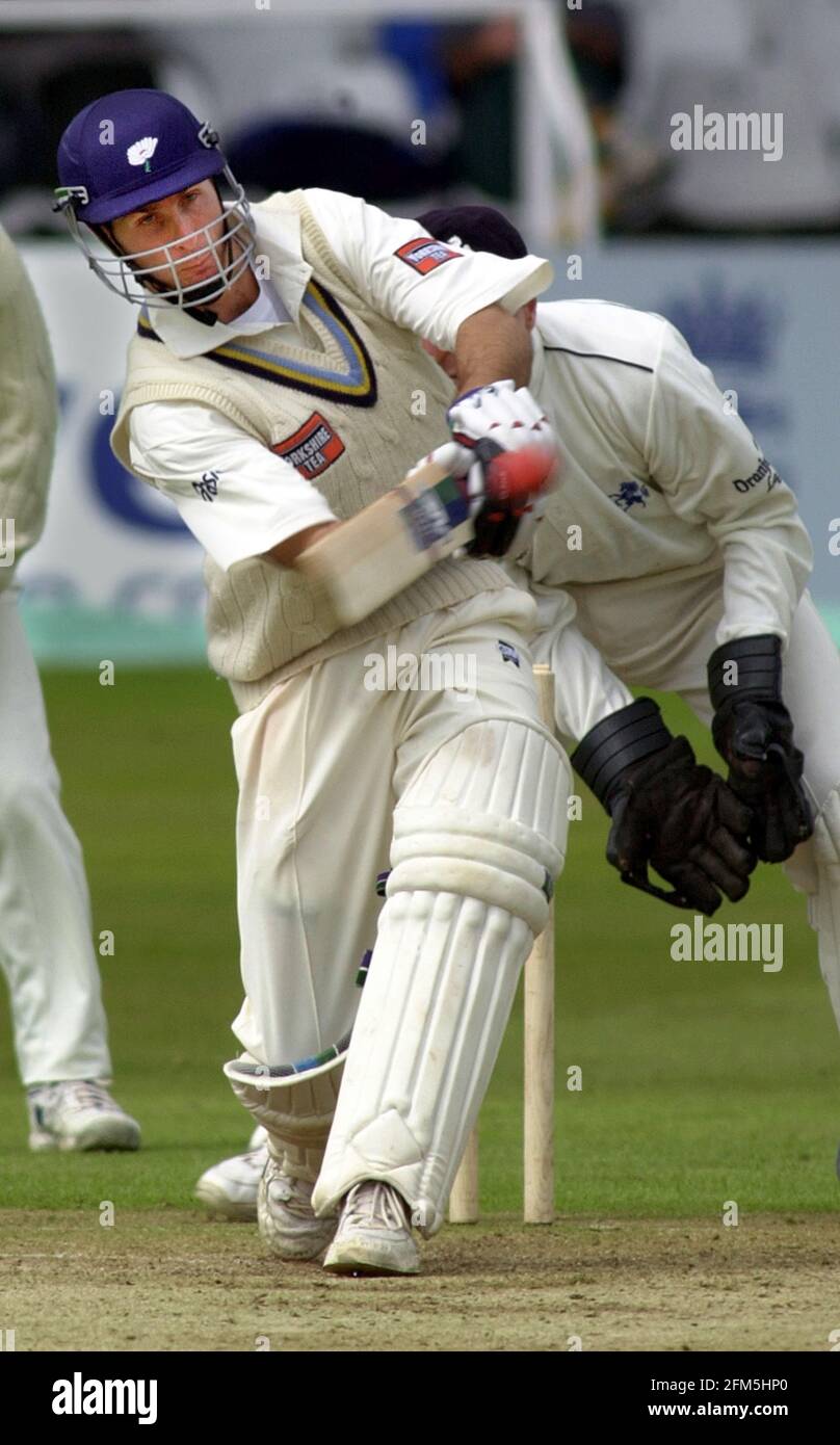 COUNTY CRICKET - KENT V YWORKS AT CANTERBURY, APR 2001 MICHEAL VAUGHAN HITS FOUR OFF M.V. FLEMING Banque D'Images