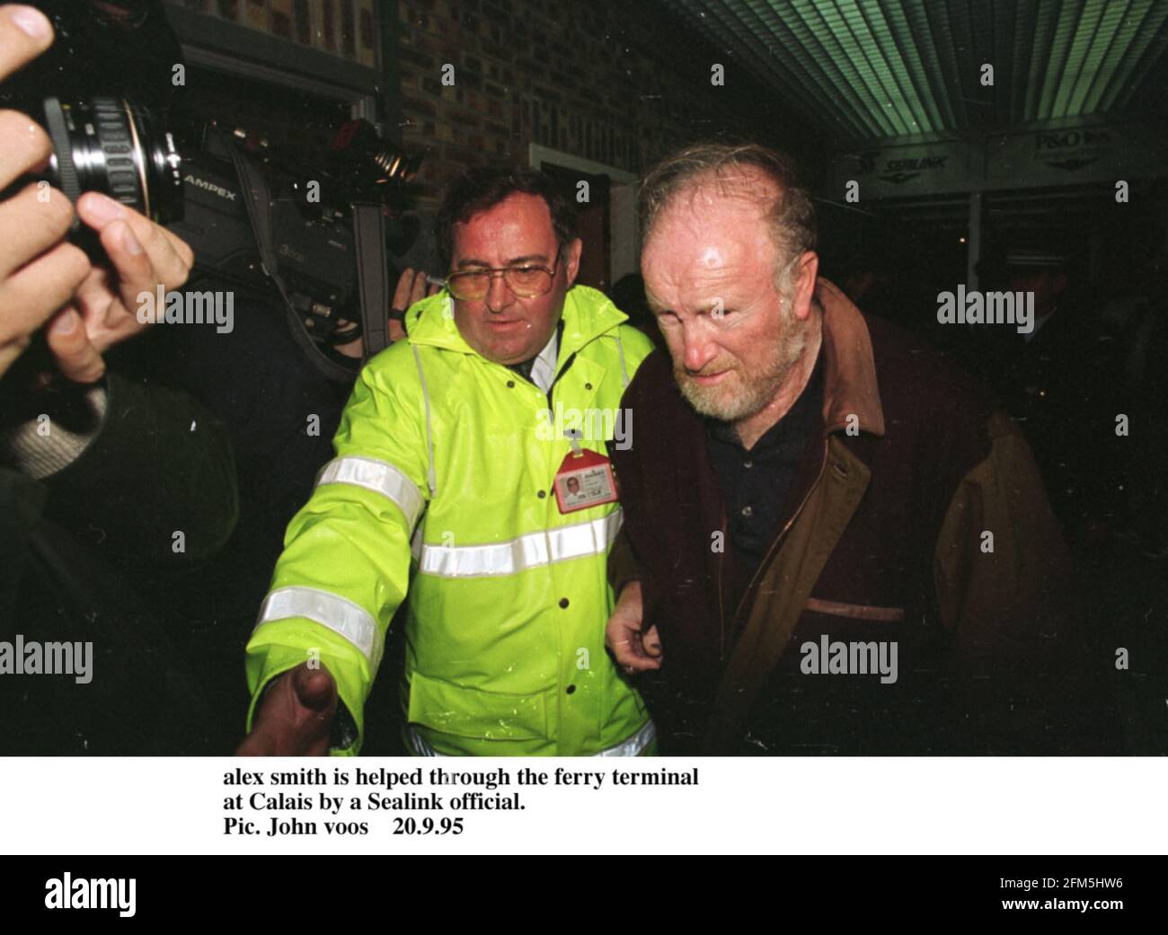 Alex Smith qui était coincé sur le ferry Sealink Stenna Challenger est aidé à terre par un secourant de Calais par Un agent Sealink Banque D'Images