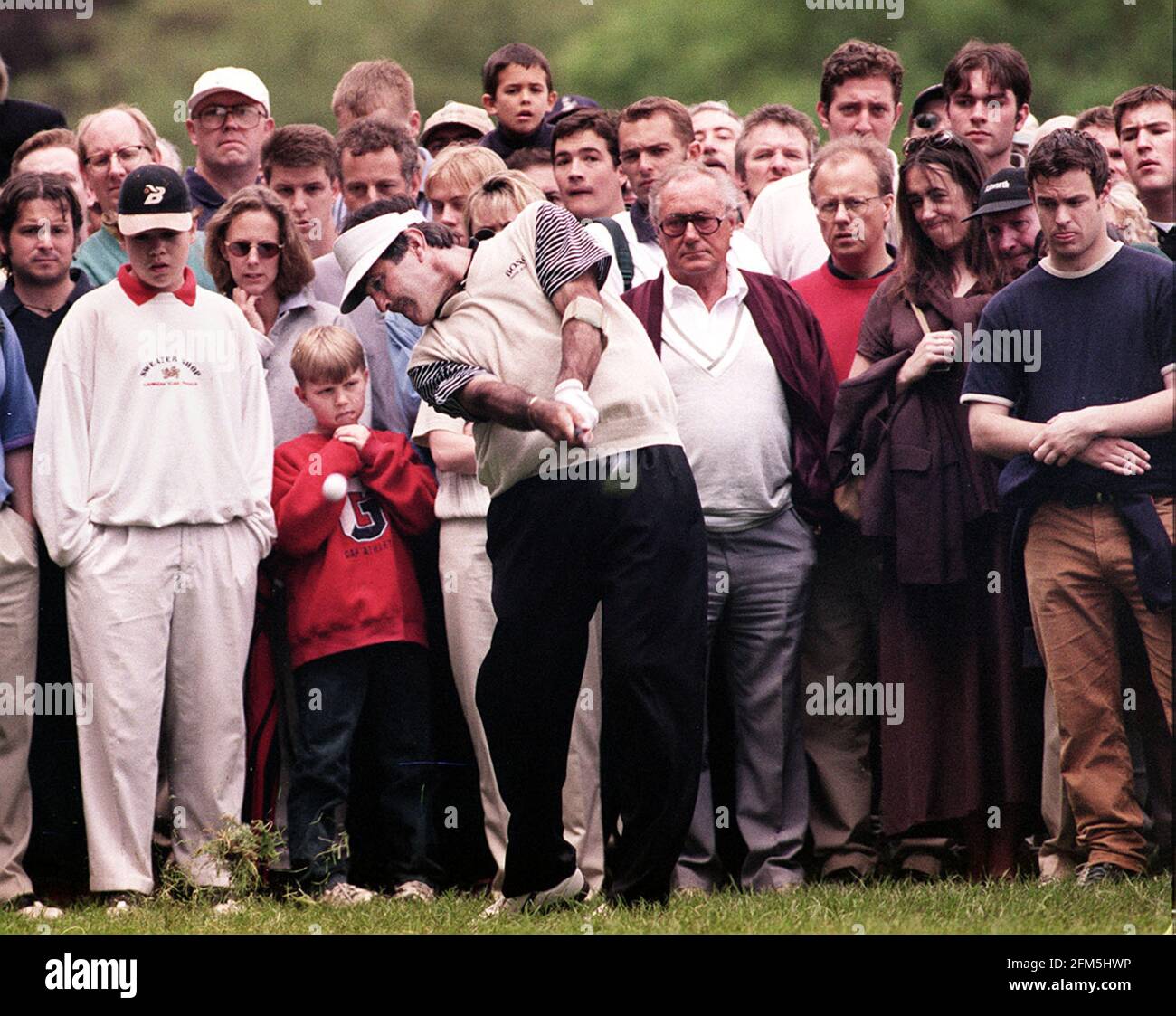 Le golfeur de Seve Ballesteros joue son deuxième tir le 18 Pendant le championnat PGA 1998 à Wentworth Banque D'Images