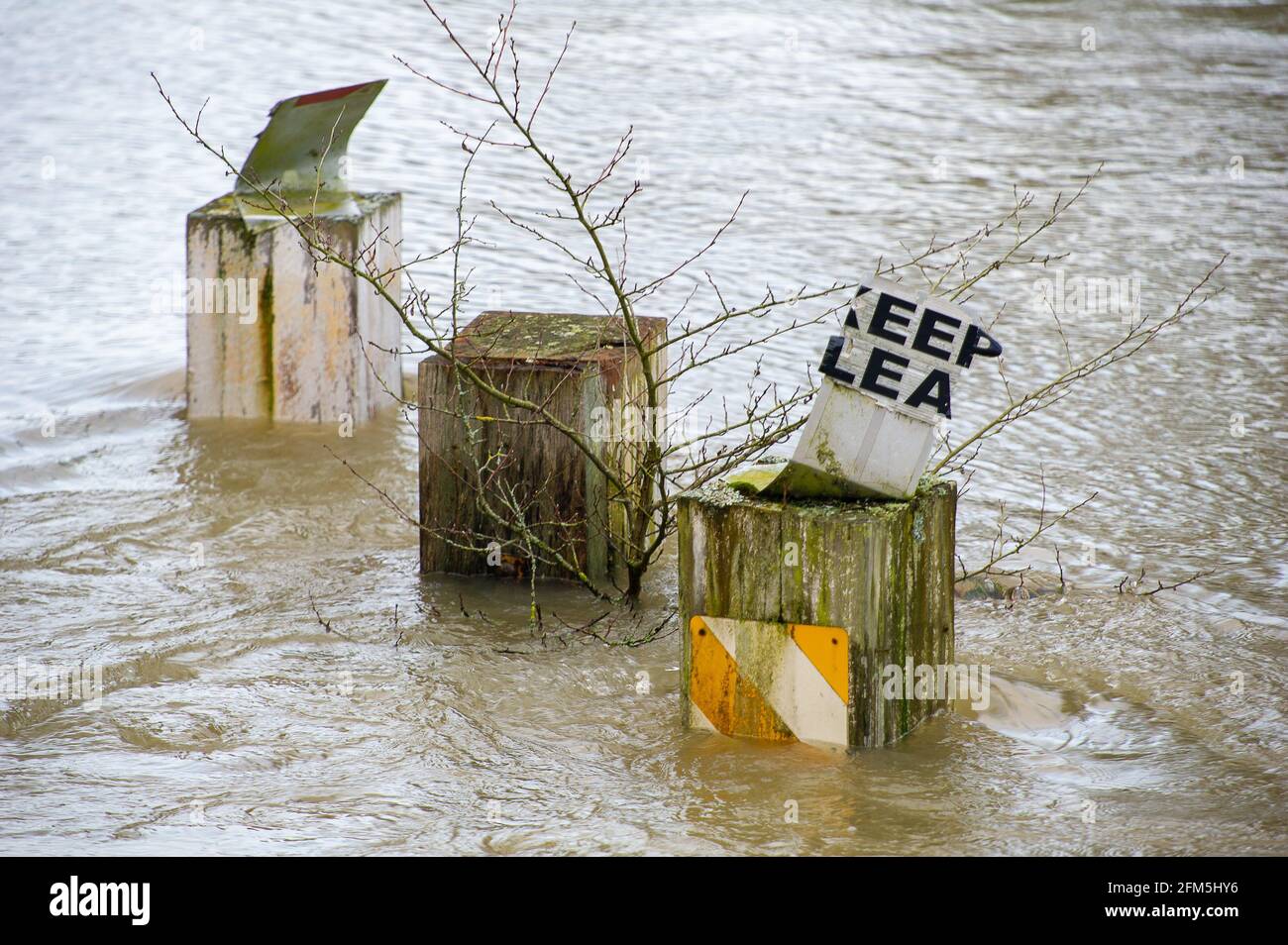 Cookham, Berkshire, Royaume-Uni. 2 février 2021. Inondation en face du John Lewis Odney Club à Cookham. Une alerte d'inondation est en place à Cookham car la Tamise a éclaté ses rives. L'Agence de l'environnement était sur place aujourd'hui en train de pomper les drains . Crédit : Maureen McLean/Alay Banque D'Images