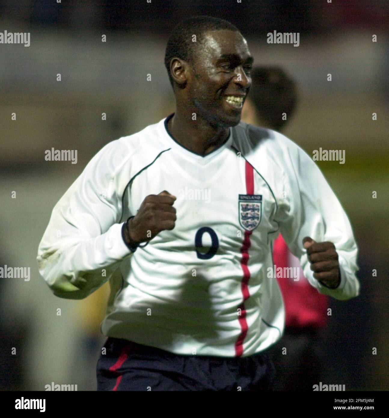 ANDY COLE APRÈS AVOIR OBTENU SON SCORE DANS LE MONDE DE L'ALBANIE V ANGLETERRE COUPE QUALIFICATIVE AU QEMAL STAFA STADIUM TIRANA Banque D'Images