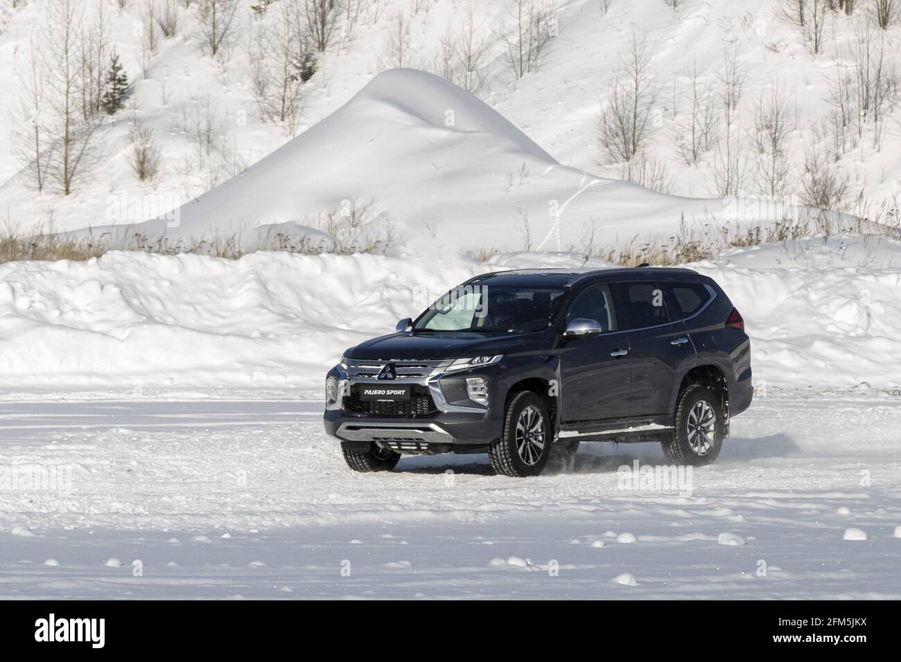 Moscou, Russie - 17 février 2021 : tout nouveau Mitsubishi Pajero Sport. vus à facettes. ..hiver, la voiture est testée sur le site d'essai à l'avant du SUV mis à jour. Vue avant et vue de moitié Banque D'Images