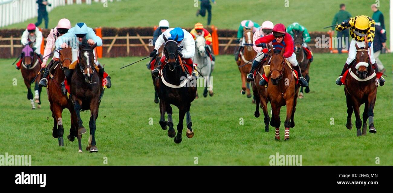 CHELTENHAM FESTIVAL 1ER JOUR LE CHAMPION HDLE GAGNANT HORS A LOI PARTI APRÈS LA DERNIÈRE CLÔTURE 12/3/2002 PHOTO DAVID ASHDOWN. COURSE CHELTENHAM Banque D'Images