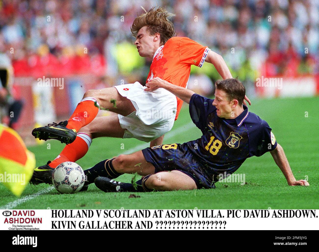 Les Scotlands Kevin Gallacher et Hollands Jordi Cruyff se battent pour le Bal dans le match Euro 96 des deux nations à Aston Villa le score final a été un nul nul nul Banque D'Images