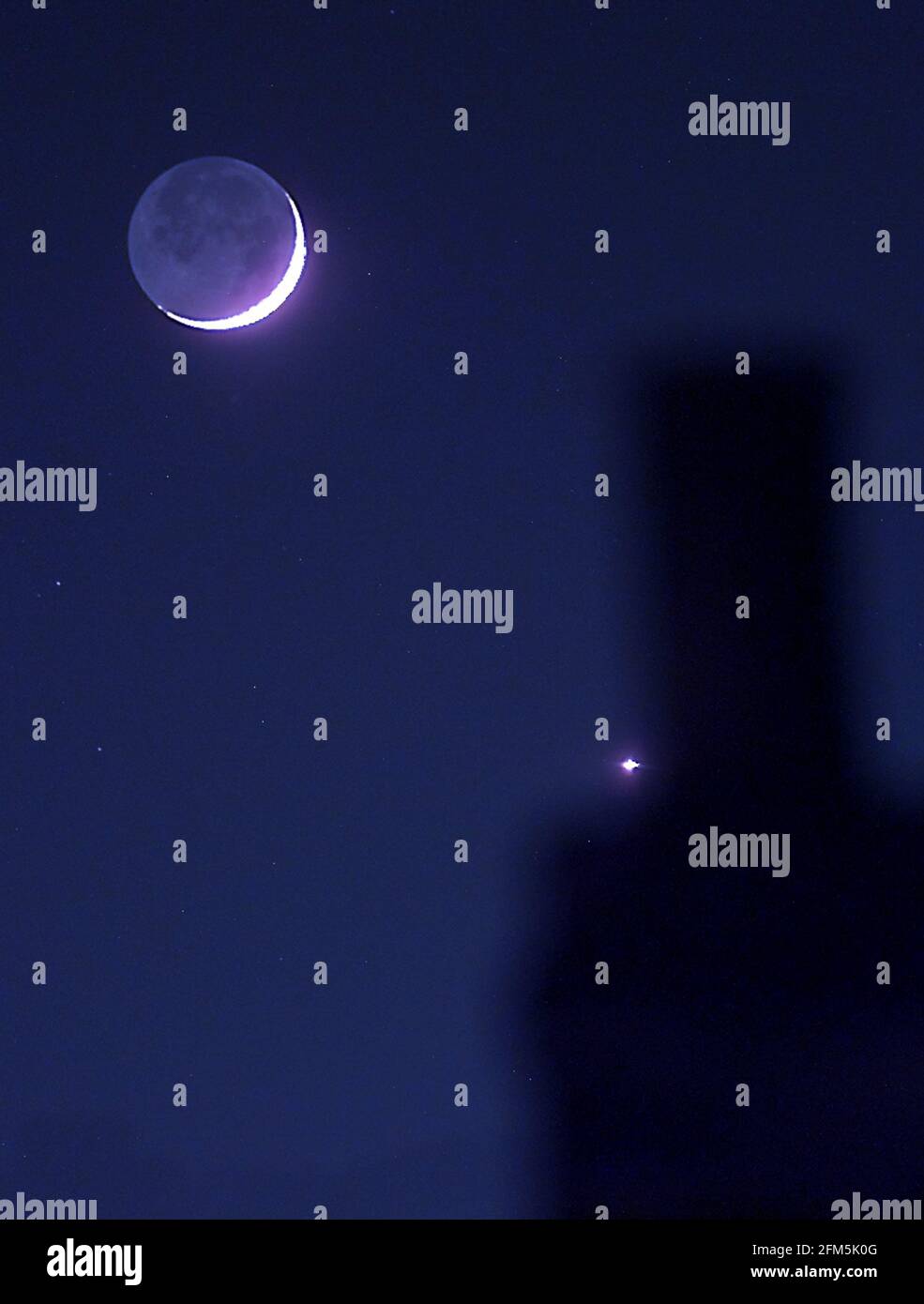 Croissant de l'an lune décembre 1997 Vénus à droite de la lune Banque D'Images
