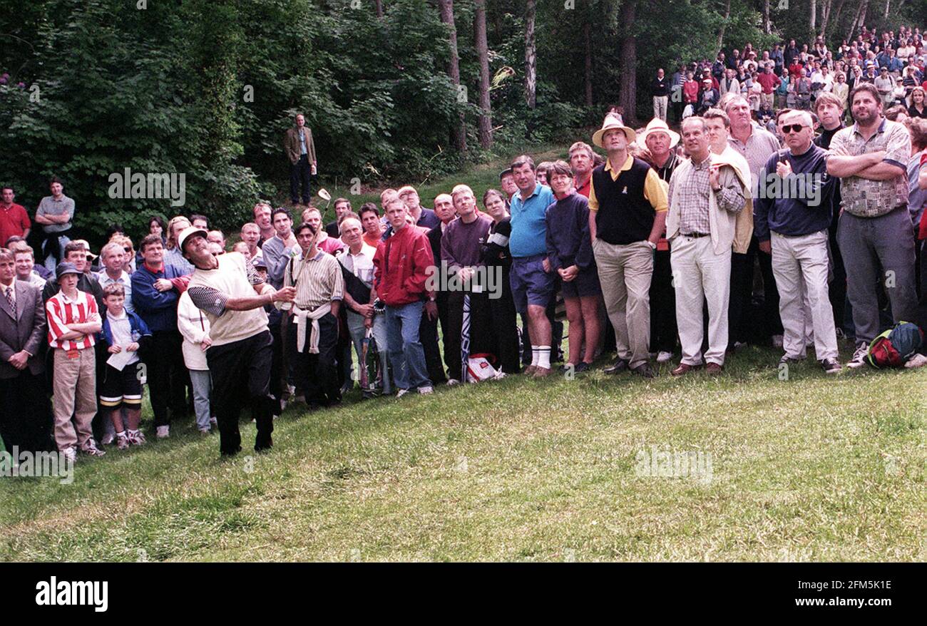 Le golfeur de Seve Ballesteros passe son troisième coup sur le green Au 17 à Wentworth Banque D'Images
