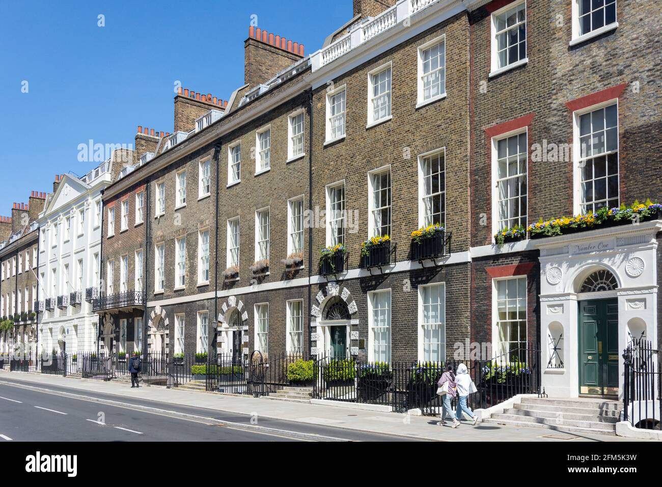 Maisons de ville géorgiennes, Bedford Square, Bloomsbury, London Borough of Camden, Greater London, Angleterre, Royaume-Uni Banque D'Images