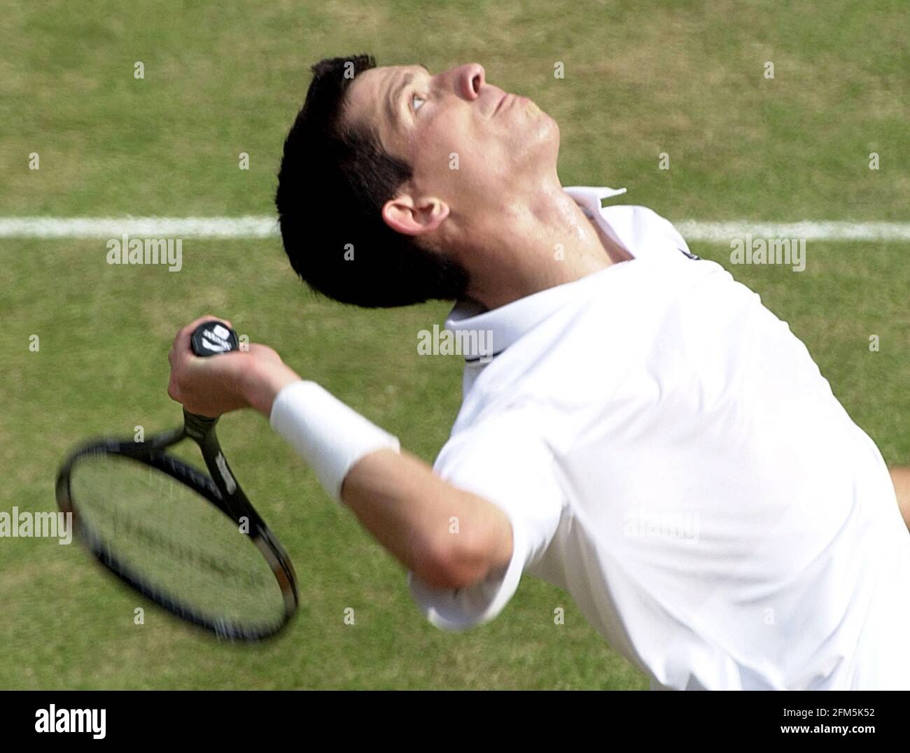 Tim Henman pendant le match avec Goran Ivanisevic au Wimbledon tennis Championnats 2001 Banque D'Images