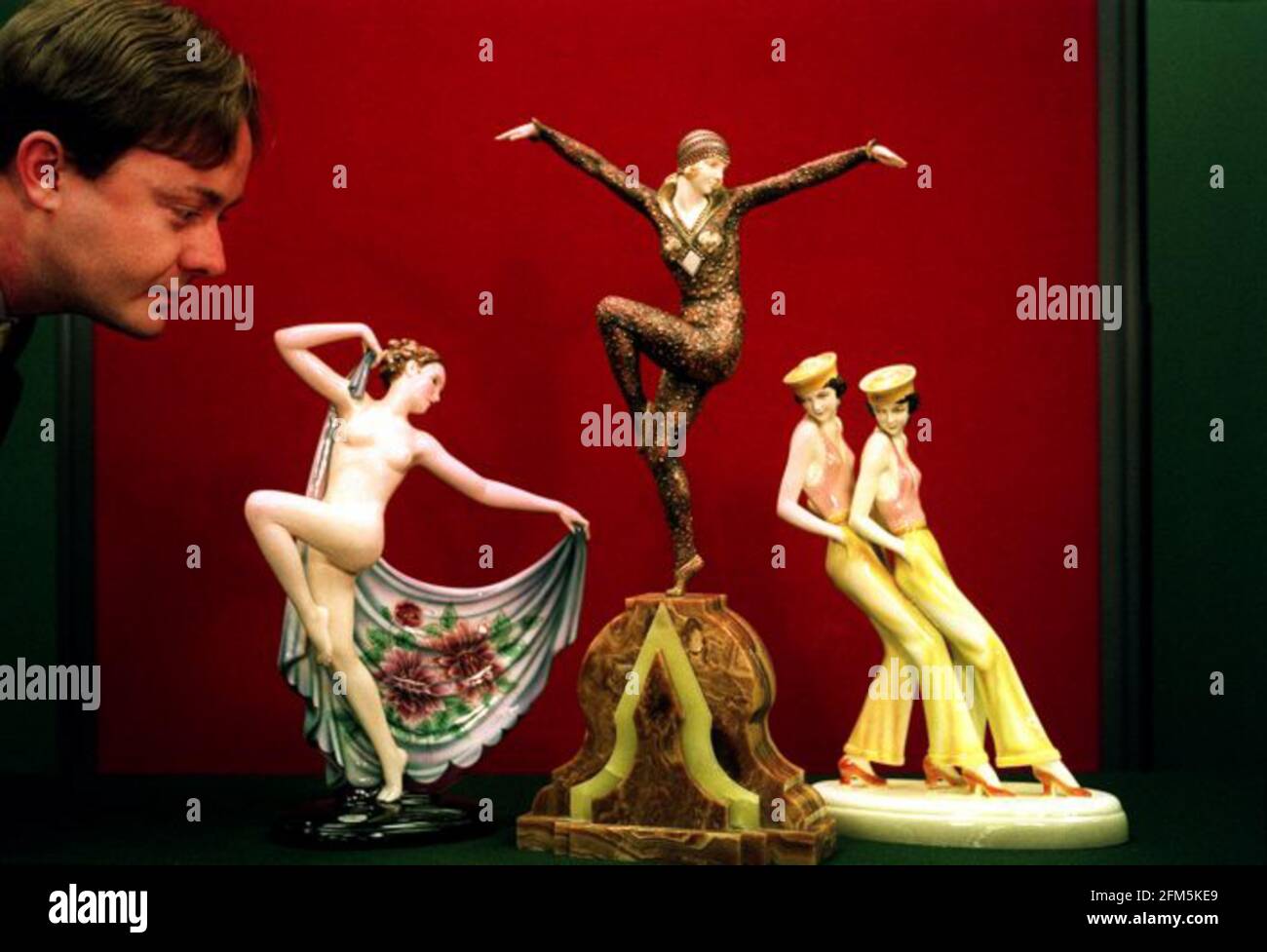 VENTE ART DÉCO CLASSIQUE CHEZ CHRISTIES LE 15 FÉVRIER. EXPERT DANIEL GALLEN AVEC L-R: UNE POTERIE POLYCHROME GOLDSCHEIDER FIGURE EST. 800-1200; UNE FIGURE DE BRONZE ET D'IVOIRE MOULÉE ET SCULPTÉE À PARTIR D'UN MODÈLE DE D.H. CHIPARUS EST. 20,000-25,000; UNE POTERIE POLYCHROME DE GOLDSCHEIDER REPRÉSENTANT DEUX FILLES DANSANTES, EST. 2,000-3,000. 12.1.01 PHOTO : JOHN VOOS Banque D'Images