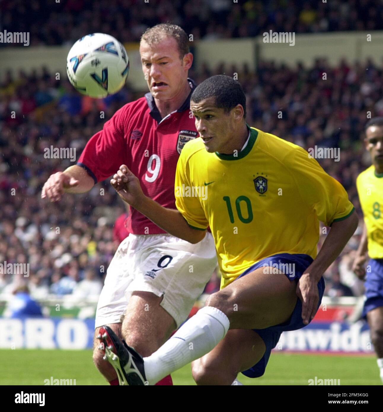 Alan Shearer Mai 2000 affrontements avec Rivaldo du Brésil pendant International football friendly England v Brazil au stade de l'Assemblée Banque D'Images