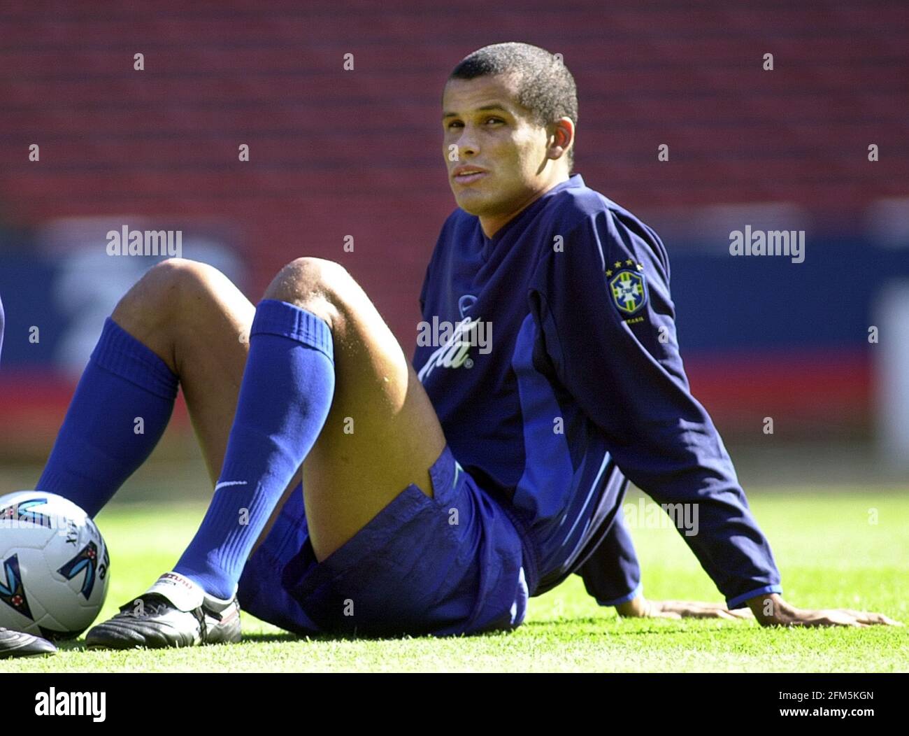 Rivaldo Mai 2000 le joueur de football brésilien se détend après la session d'entraînement Au stade de Wembley - en avance sur le match contre l'Angleterre Banque D'Images