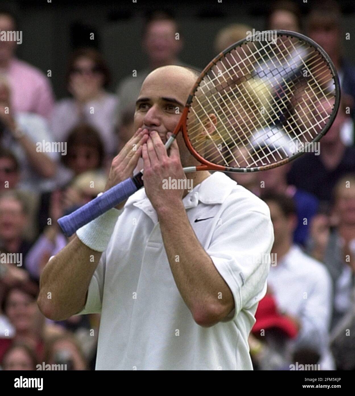 ANDRE AGASSI APRÈS AVOIR BATTU TODD MARTIN LE 2000 JUIN AU CHAMPIONNATS DE  TENNIS DE WIMBLEDON Photo Stock - Alamy