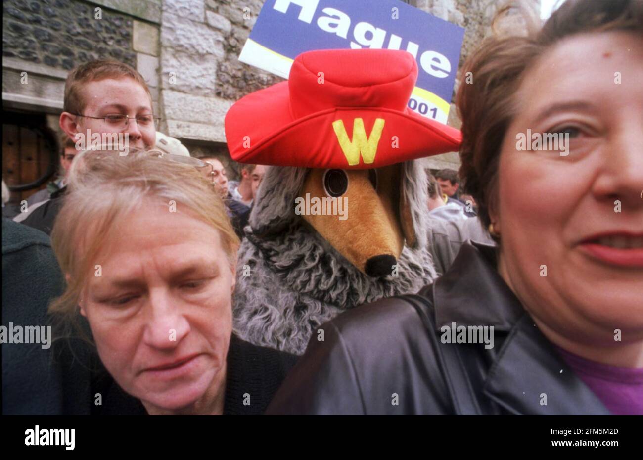 Visite de William Hague à l'hôtel de ville de Douvres le 2001 mai pour parler de l'immigration, un mélange de femmes dans la foule. Banque D'Images