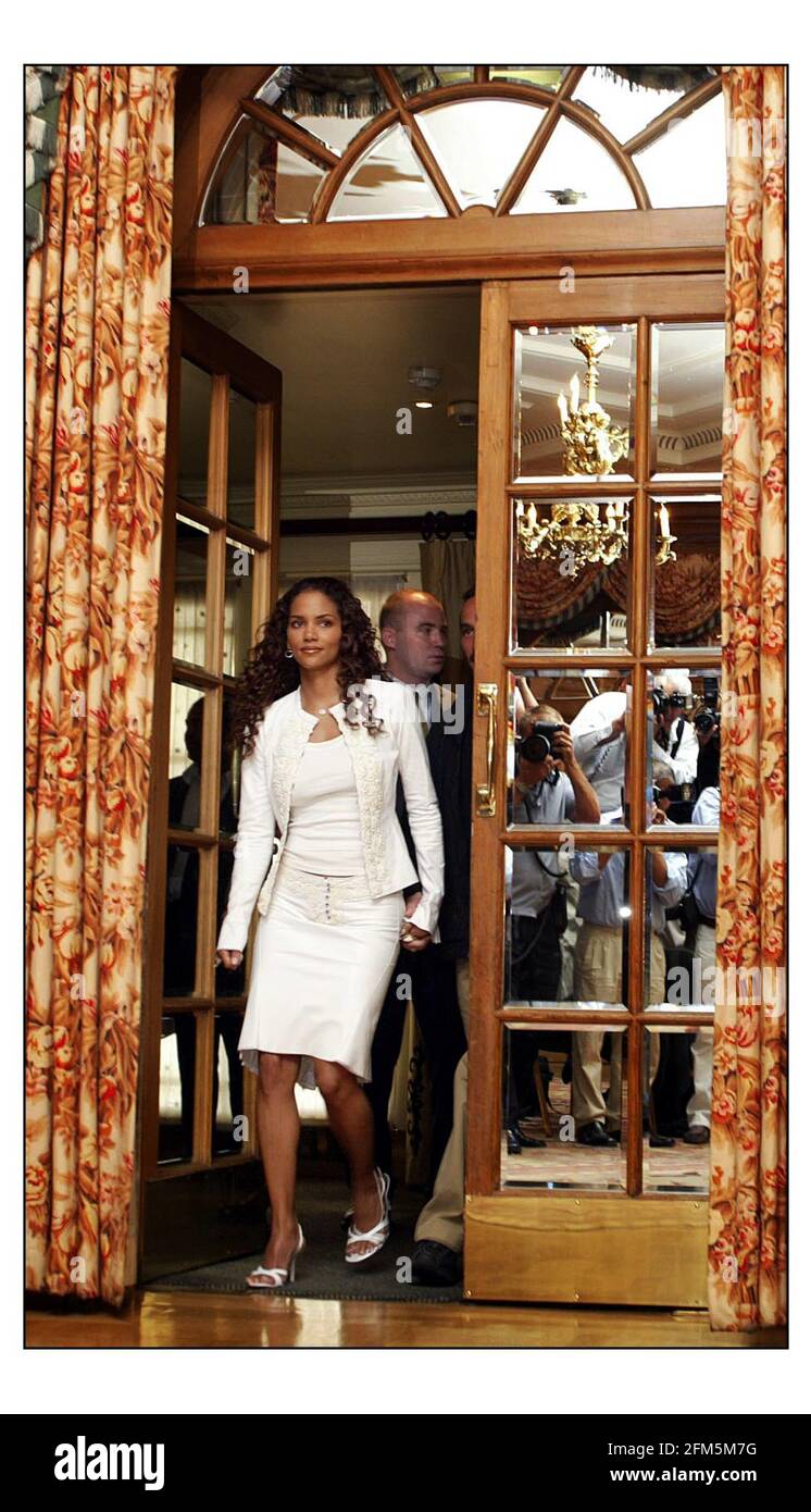 Photocall pour le lancement de « CATWOMAN »... Halle Berry The Star of the New film Catwoman in the Dorchester Hotel in London. pic David Sandison 2/8/2004 Banque D'Images