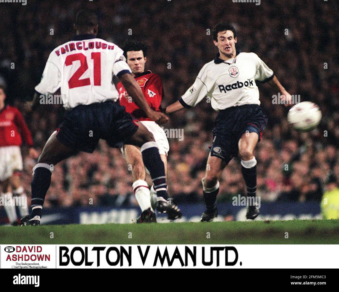 Ryan Giggs Manchester United fille ballon entre Scott Green Et Chris Fairclough Bolton Wanderers pendant le match à Brunden Park Banque D'Images