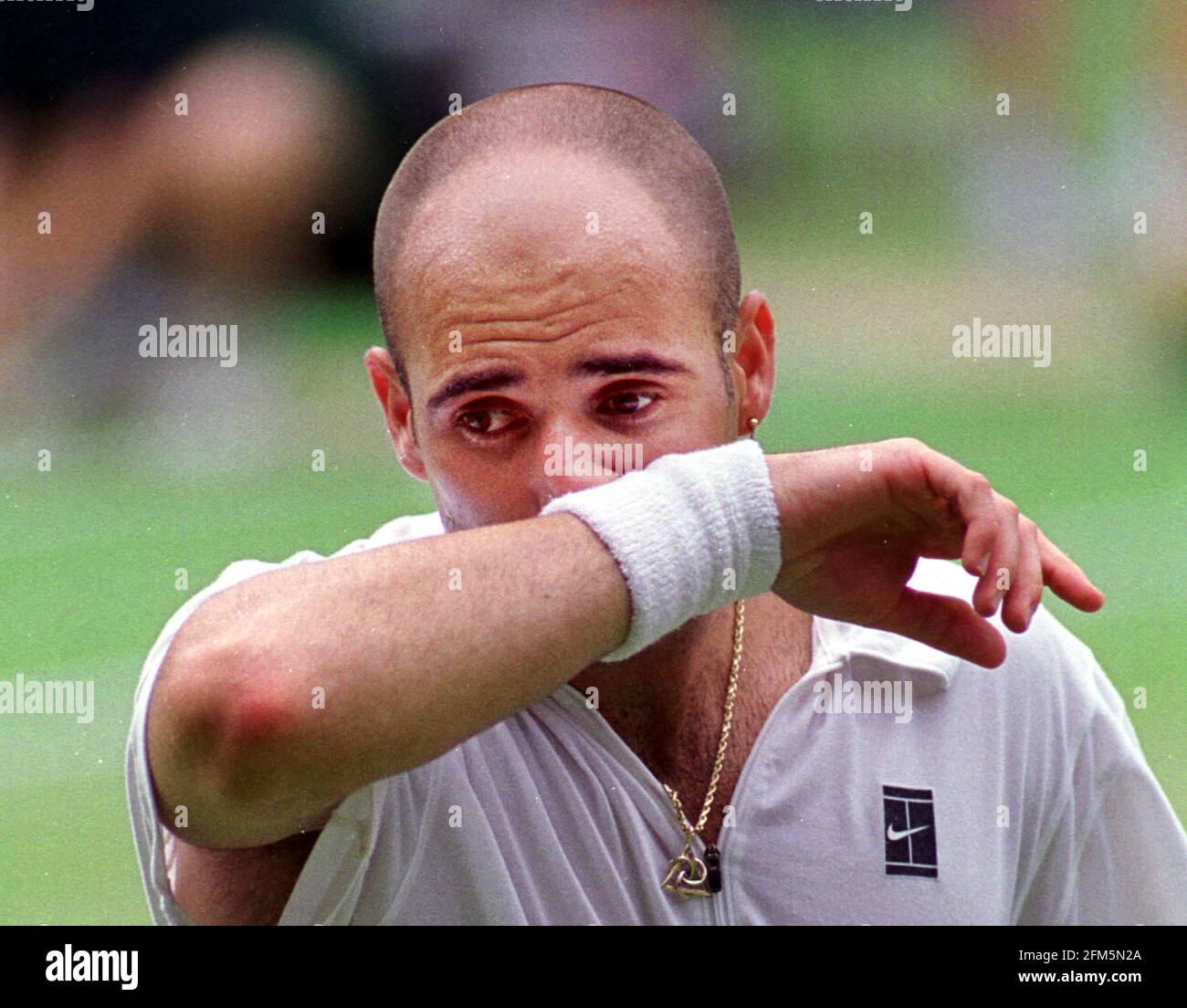 Andre Agassi aux championnats de tennis de Wimbledon 1999 Andre Agassi regarder Contrarié au jeu de finale de Mens contre Pete Sampras Banque D'Images