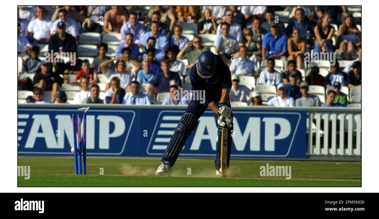 Vingt 20 Cricket à l'Oval à Londres. Premier match du genre. Middlesex J.Cook perdant son Pic David Sandison 13/6/2003 Banque D'Images