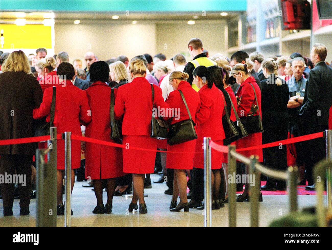 PERSONNEL ET PASSAGERS PROMETTEURS AUX COMPTOIRS D'ENREGISTREMENT DE VIRGIN ATLANTIC AU TERMINAL 3 DE HEATHROW, OBSERVANT LE SILENCE DE 3 MINUTES EN HOMMAGE AUX MORTS ET AUX BLESSÉS LORS DES ATTAQUES TERRORISTES AMÉRICAINES DU 14 SEPTEMBRE 2001 PIC:JOHN VOOS Banque D'Images