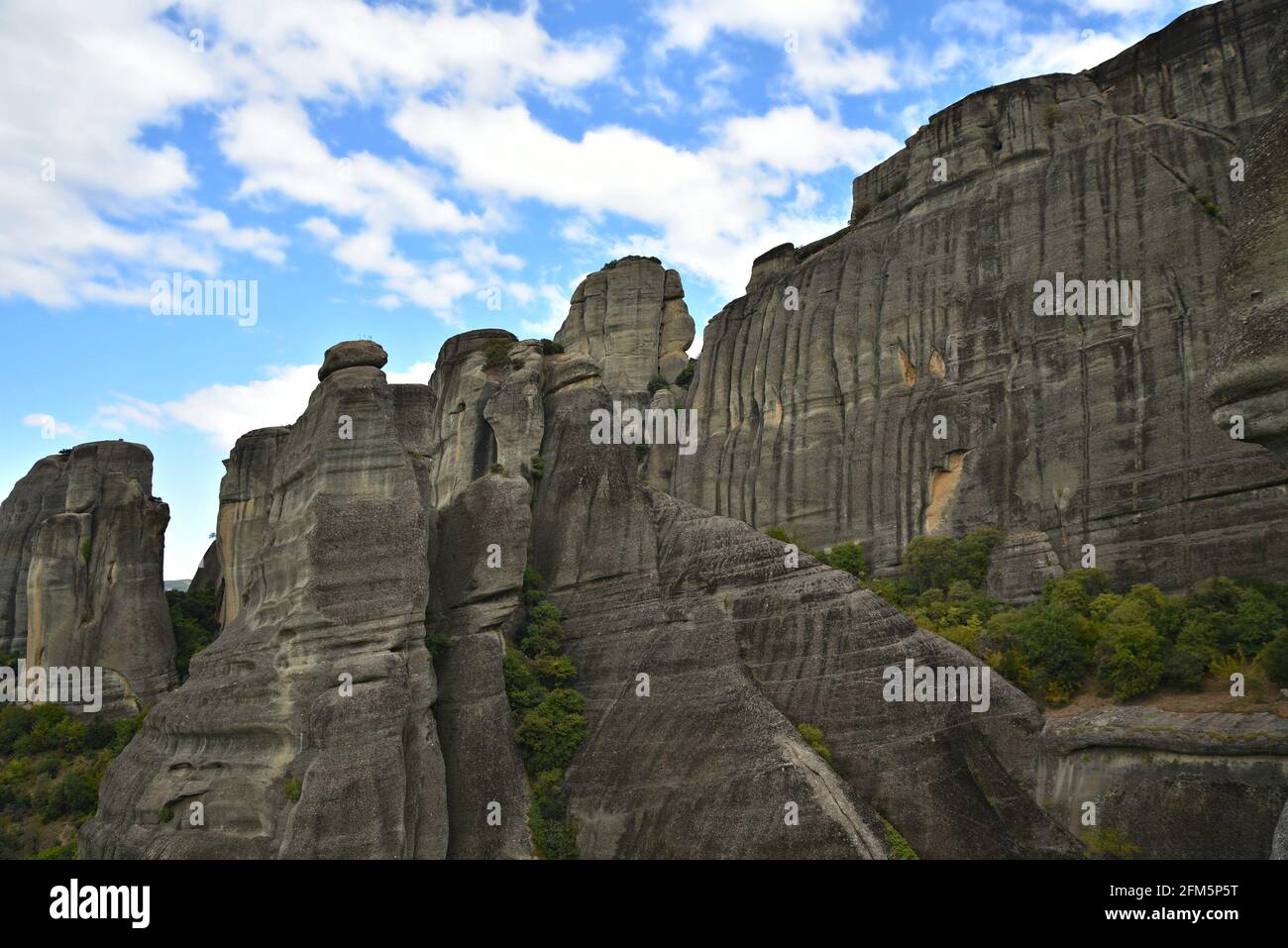 Paysage panoramique spectaculaire avec des formations rocheuses de grès créées pendant la période du Paléogène à Meteora, Kalambaka Thessalie, Grèce. Banque D'Images