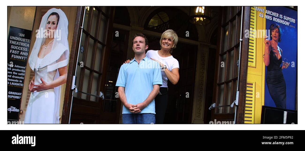 Linda Gray, actrice américaine et star de Dallas, fera ses débuts sur la scène du West End avec Mme Robinson au Graduate et David Nicolle faisant également ses débuts sur le West End avec Benjamin au Gielgud Theatre de Londres. pic David Sandison 11/9/2001 Banque D'Images