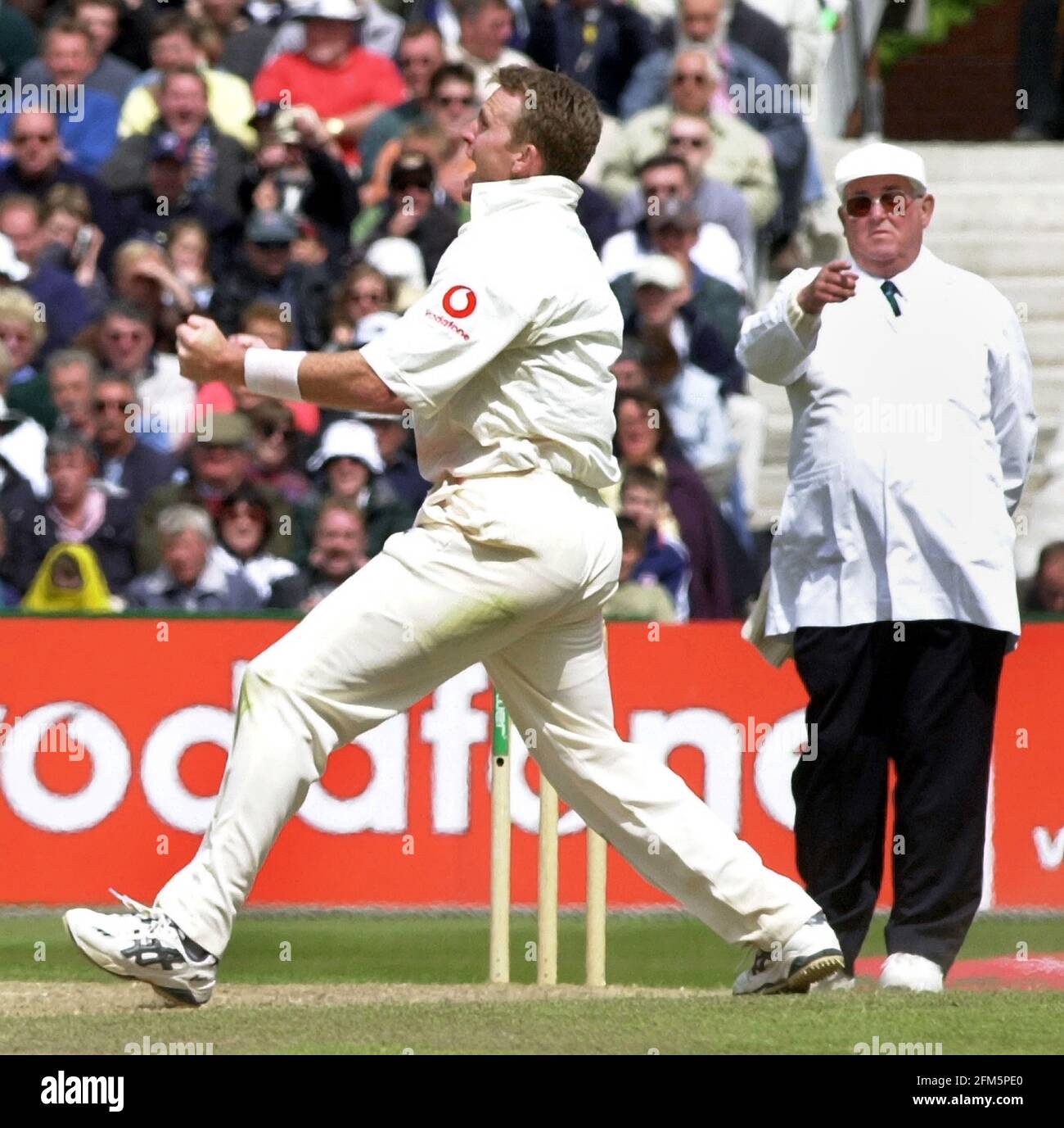 DOMINIC CORK BOWLING JUIN 2001 CRICKET 2ÈME TEST ANGLETERRE V PAKISTAN Banque D'Images