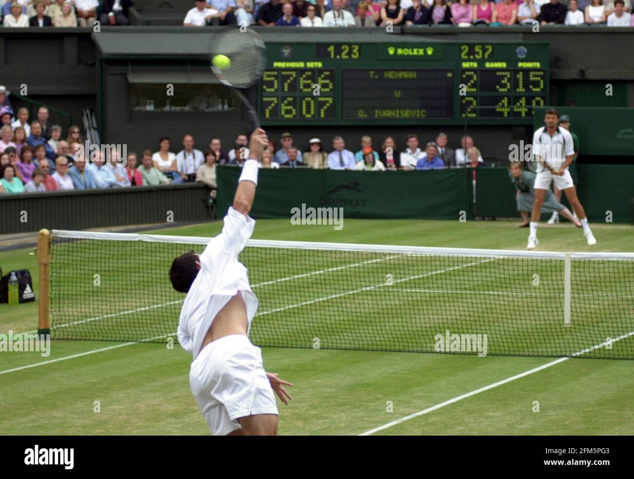 Tim Henman pendant le match avec Goran Ivanisevic au Wimbledon tennis Championnats 2001 Banque D'Images