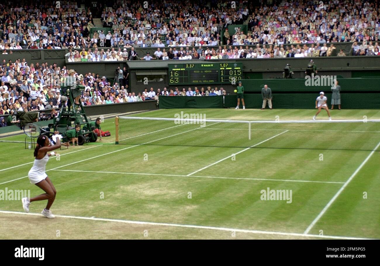 Venus Williams contre Justine Henin de Belgique le 2001 juillet lors de la finale des femmes aux championnats de Wimbledon le 8 juillet 2001. Banque D'Images