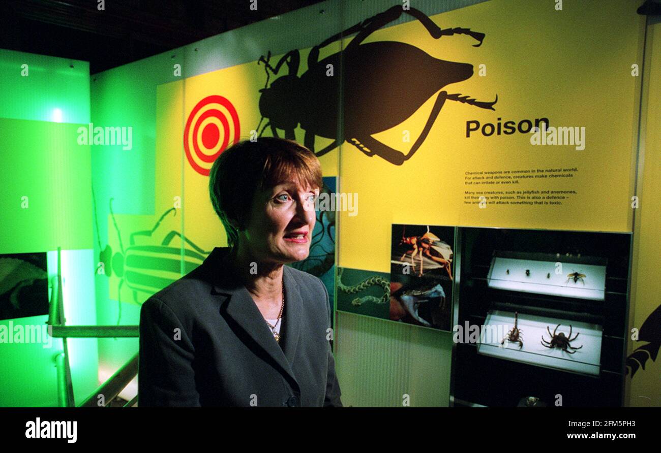 TESSA JOWELL JUILLET 2001 SECRÉTAIRE D'ÉTAT À LA CULTURE, AUX MÉDIAS ET AU SPORT, AU MUSÉE D'HISTOIRE NATURELLE POUR L'OUVERTURE D'UNE NOUVELLE EXPOSITION APPELÉE PRÉDATEURS. Banque D'Images