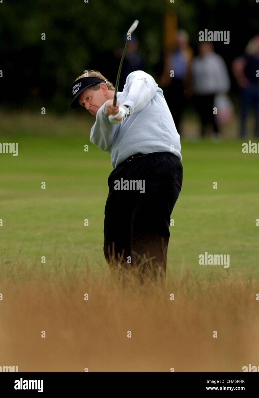 CHAMPIONNAT DE GOLF OUVERT BRITANNIQUE JUILLET 2001 LYTHAM COLIN MONTGOMERIE JOUANT UN COUP DE FEU SUR LE 3ÈME TROU Banque D'Images