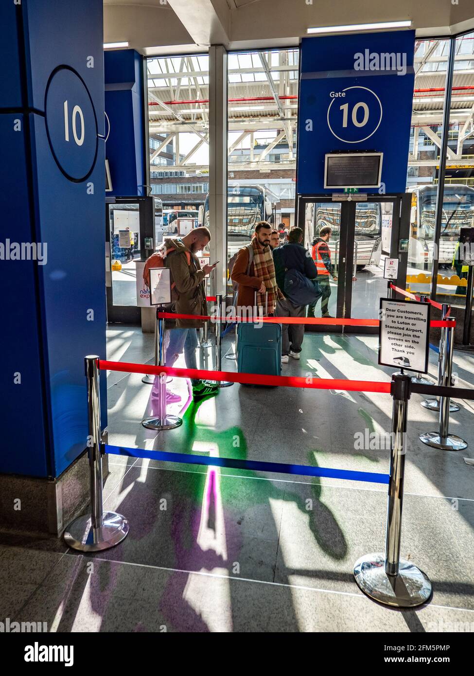 Gare routière London Victoria ; porte 10. Les passagers et les voyageurs  attendent patiemment à une porte d'embarquement dans le plus grand terminal  de bus de Londres Photo Stock - Alamy