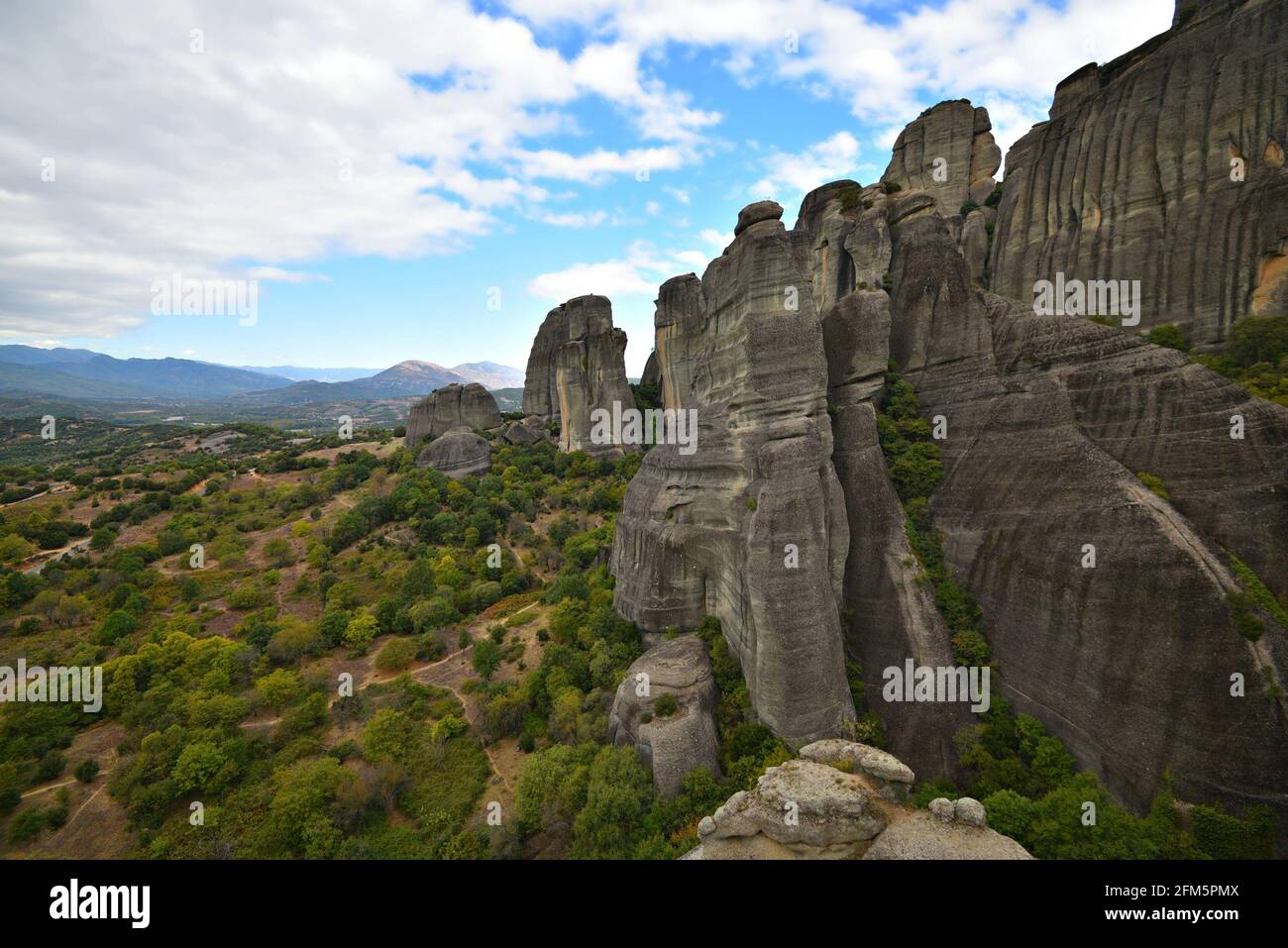 Paysage panoramique spectaculaire avec des formations rocheuses de grès créées pendant la période du Paléogène à Meteora, Kalambaka Thessalie, Grèce. Banque D'Images