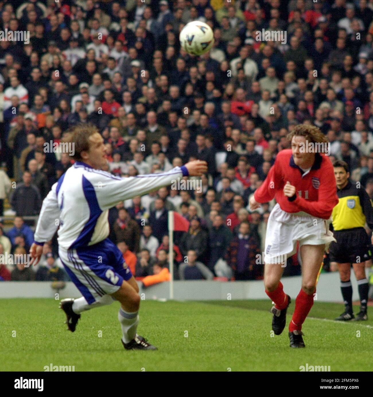 STEVE MCMANAMAN CHASES APRÈS LE BALLON PENDANT L'ANGLETERRE V. QUALIFICATION DE LA COUPE DU MONDE DE FINLANDE À ANFIELD Banque D'Images