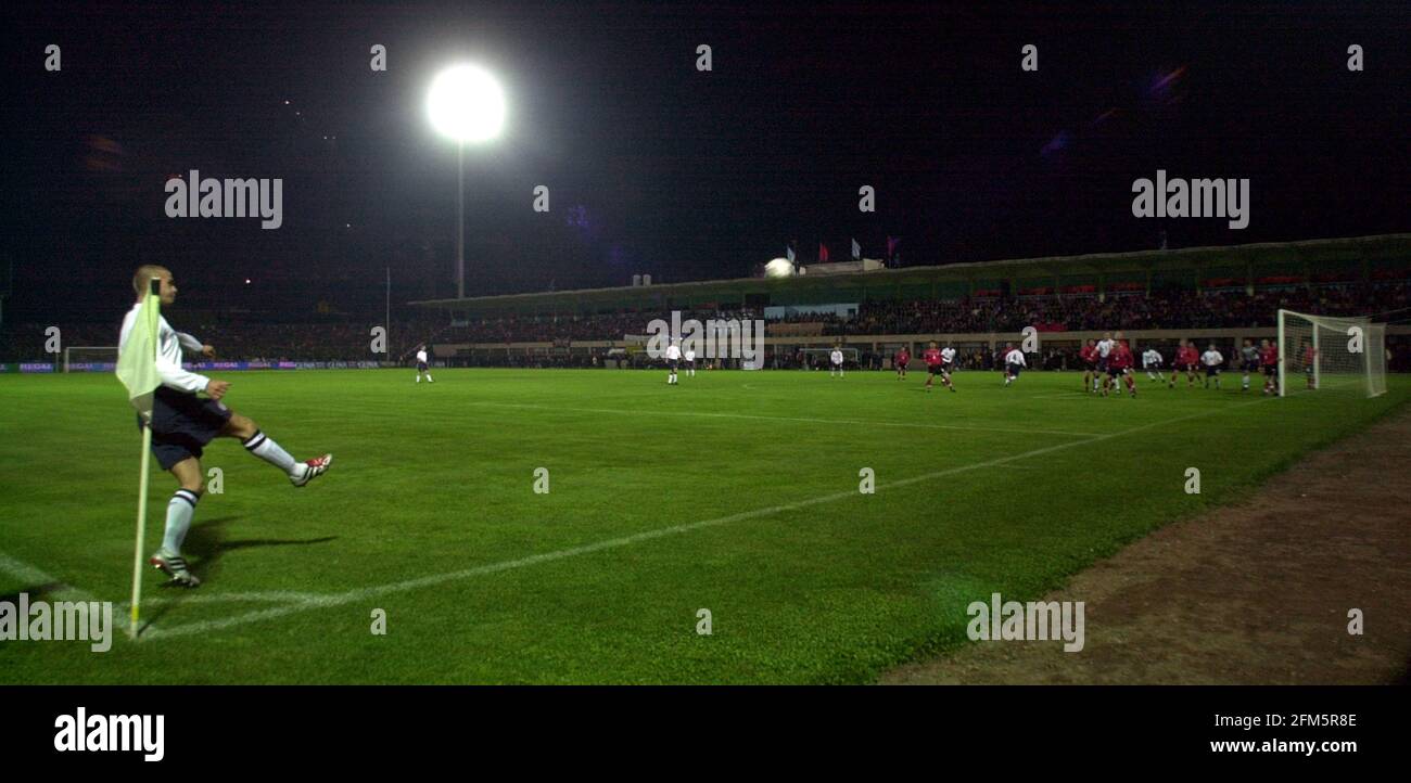 DAVID BECKHAM PREND UN VIRAGE PENDANT L'ALBANIE V ANGLETERRE QUALIFICATION DE LA COUPE DU MONDE AU QEMAL STAFA STADIUM TIRANA Banque D'Images