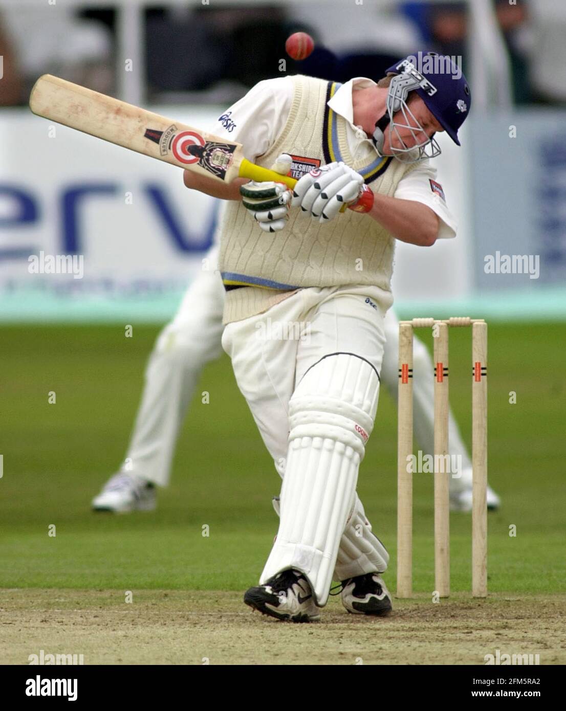 COUNTY CRICKET - KENT V YWORKS AT CANTERBURY, APR 2001 A MCGRATH DUCKS A BALL FROM M SAGGERS Banque D'Images