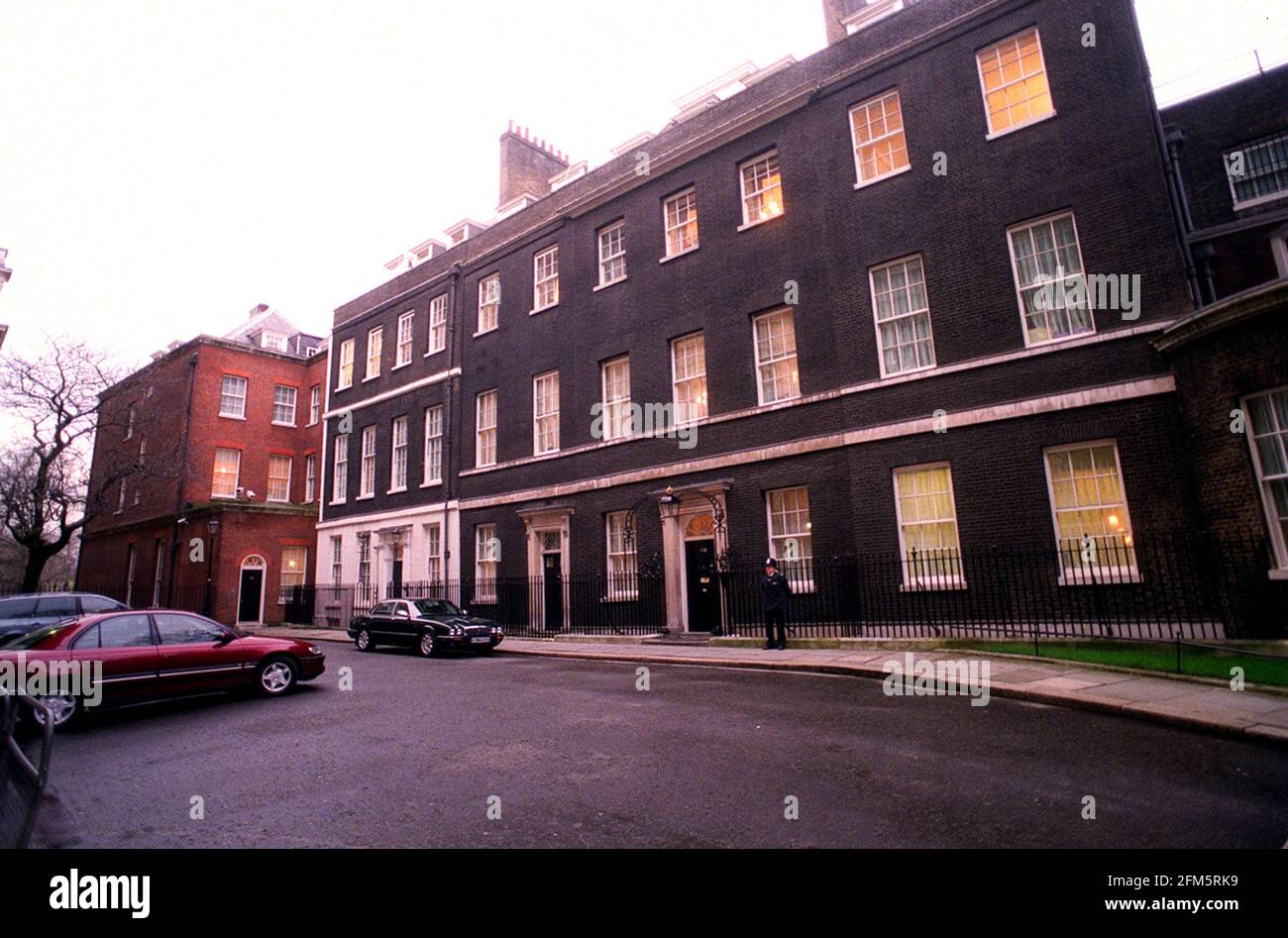 Downing Street Mars 2001 gauche à droite brique rouge no 12 n° 11 la maison du chancelier de l'échiquier Et no 10 Downing Street la maison officielle de la Premier ministre Banque D'Images