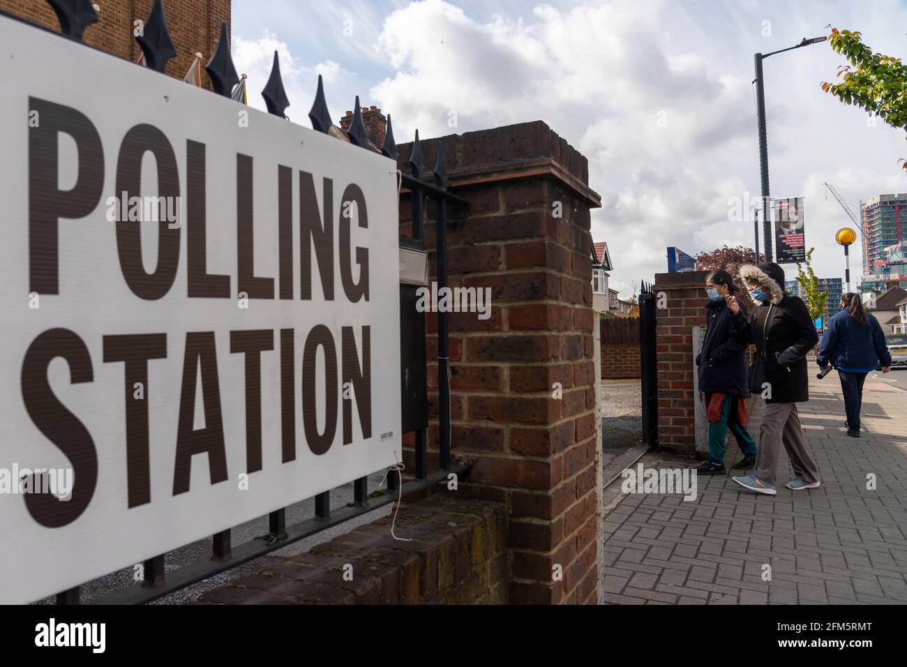 06/05/2021. Londres, Royaume-Uni. Photo de Ray Tang. Des gens entrent dans un bureau de vote à Alperton, dans l'ouest de Londres, pour voter aux élections locales à Londres, au Royaume-Uni, le 06 mai 2021. Banque D'Images