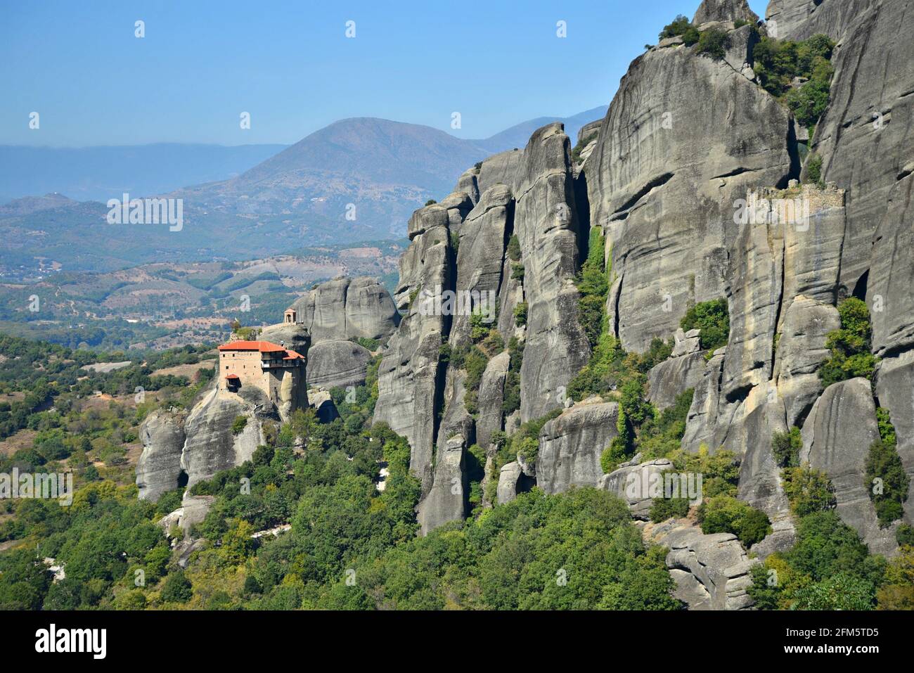 Paysage avec vue panoramique sur Aghios Nikolaos Anapafsas, un monastère Saint du XIVe siècle à Meteora, Kalambaka Thessalie, Grèce. Banque D'Images