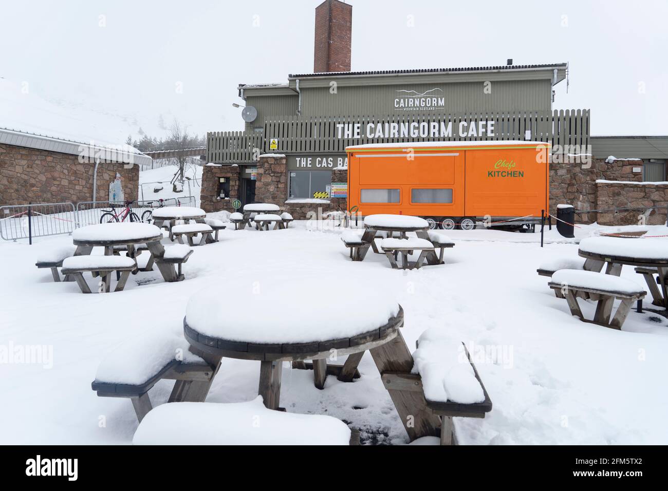 Aviemore, Écosse, Royaume-Uni. 6 mai 2021. De fortes chutes de neige de nuit dans le parc national de Cairngorms ont donné un regard hivernal sur le paysage. Les skieurs amateurs d'alpinisme ont fait le maximum des conditions malgré la fermeture des télésièges. Cela signifiait de longues promenades sur les pistes avant de skier en descente. Pic; Cairngorm Cafe pas occupé dans la neige. Iain Masterton/Alay Live News Banque D'Images