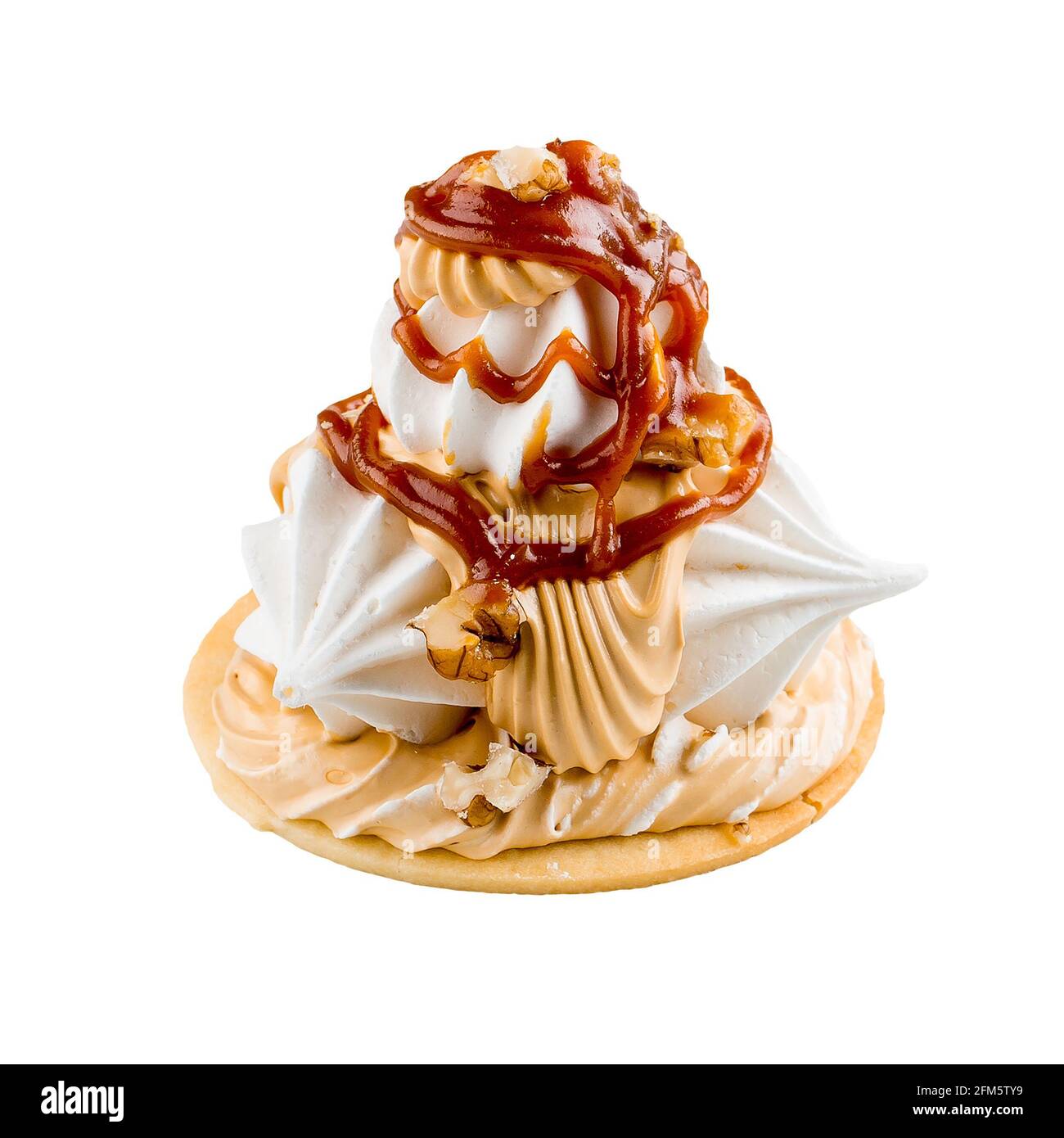 Dessert au caramel isolé avec crème et baies Banque D'Images