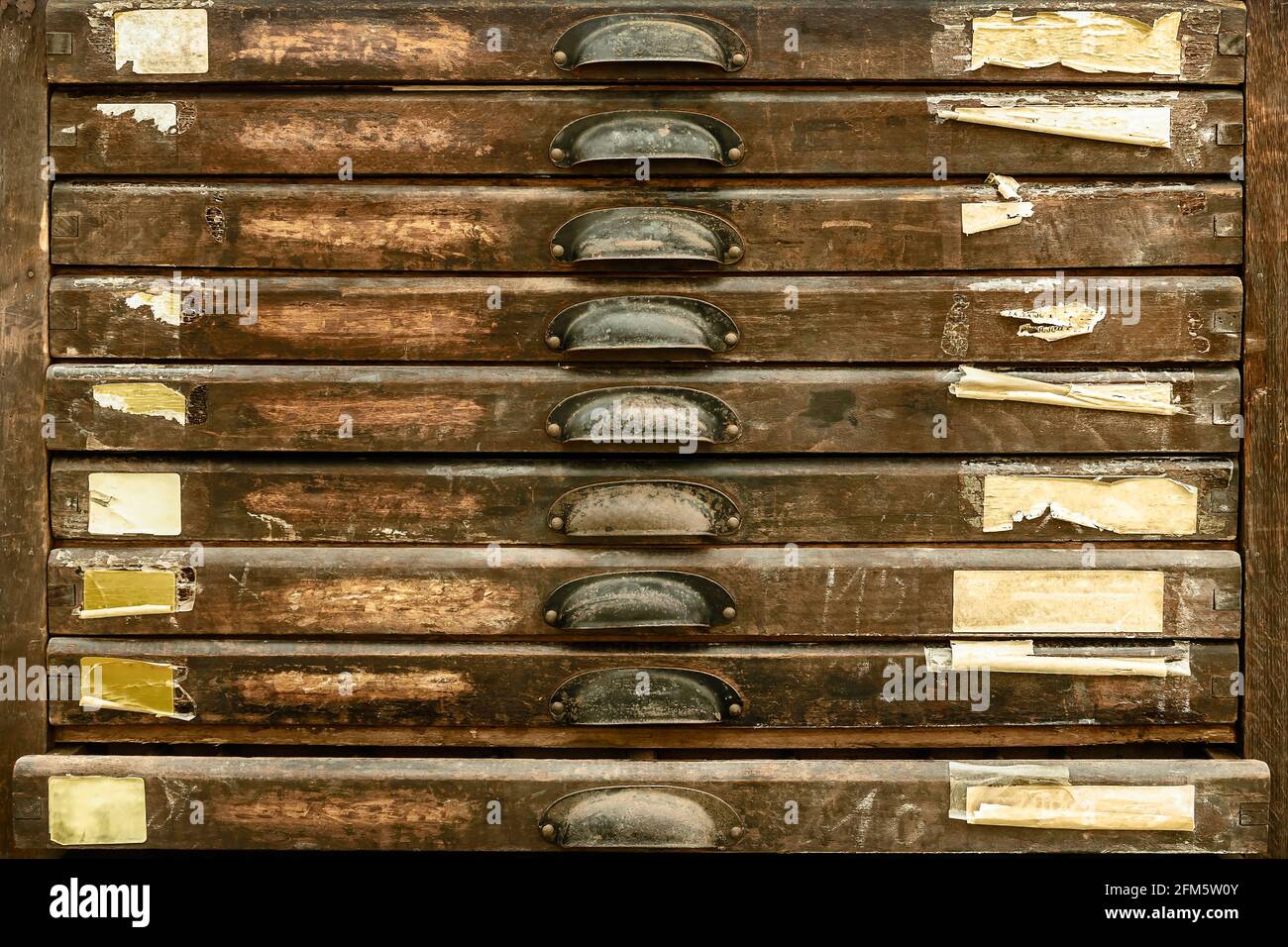 Tiroirs verticaux en bois vintage avec étiquettes vides Banque D'Images